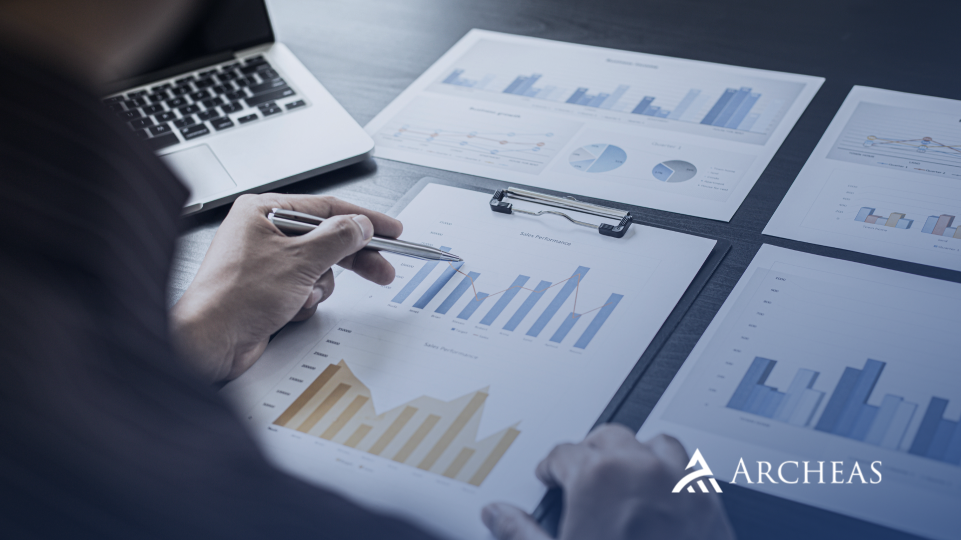 Een bedrijf kopen? Lees waar je op moet letten bij een bedrijfsovername: strategie, due diligence, waardering en succesvolle integratie.